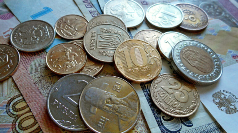 Ukrainische Münze versteckt sich in russischem Geld