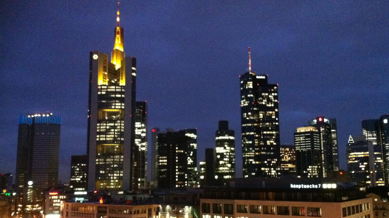 Finanzplatz Frankfurt am Main bei Nacht